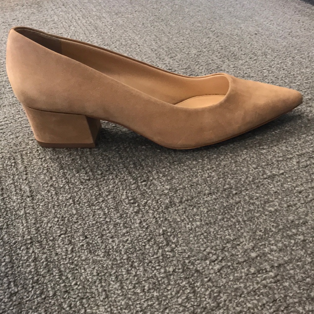 Vince Camuto nude pointed toe low heel.sz10